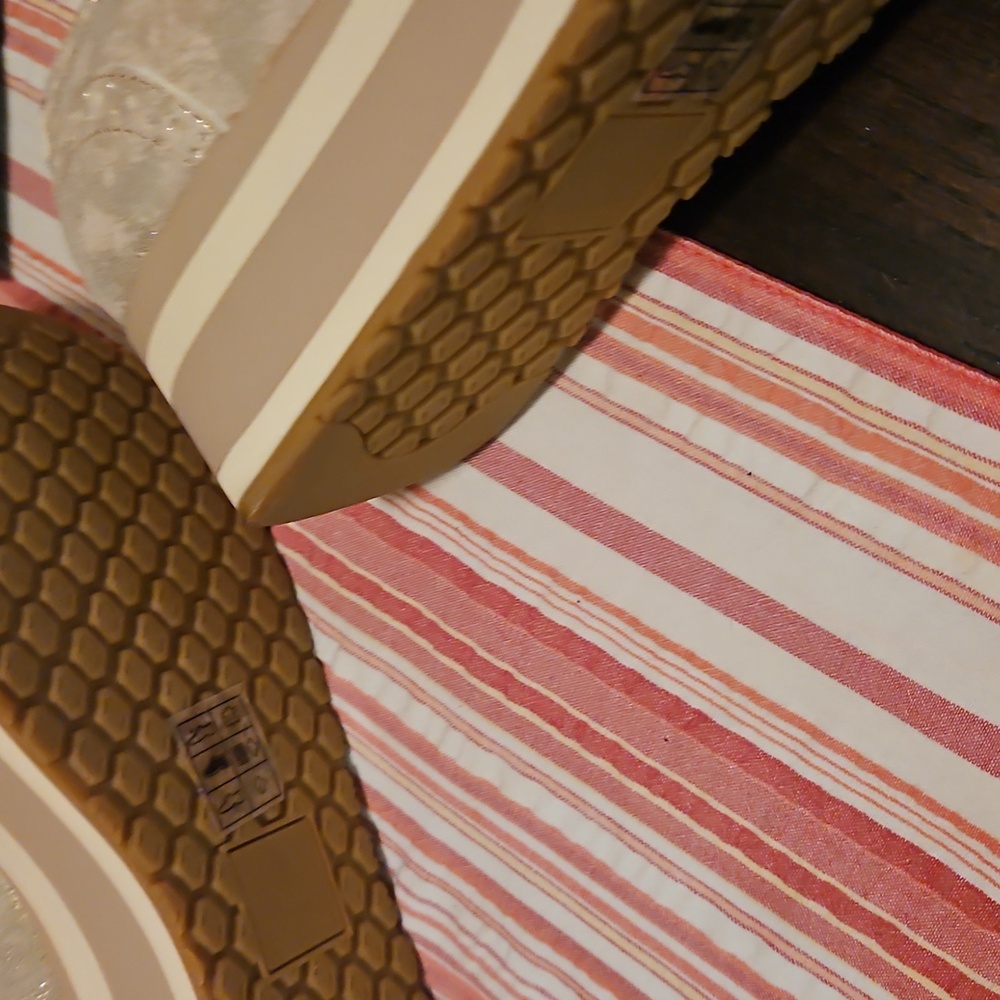 Dolce Vita Cream Flats with Gold Chain Accent - Picture 3 of 4